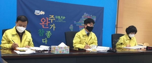 7일 정철우 완주군 부군수가 군청 4층 영상회의실에서 ‘코로나19 관련 대책회의’를 개최했다.