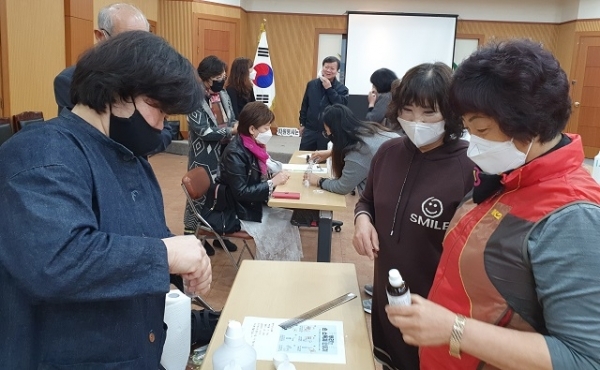 완주군자원봉사센터 봉사자들이 휴대용 천연 손 소독제를 직접 만들고 있다.