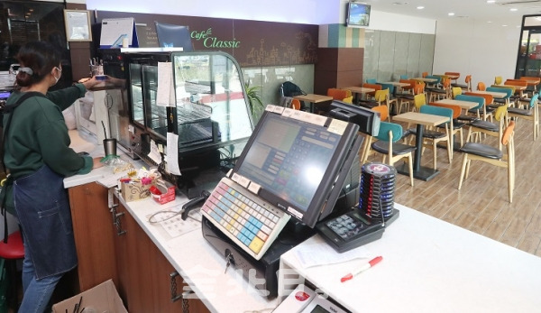 코로나19 확산으로 전북대학교 개강이 미뤄지고 있는 7일 교내 한 카페가 점심시간에도 불구하고 찾는 사람이 없어 썰렁한 모습을 보이고 있다. 조현욱 기자