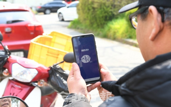 군산시가 운영 중인 공공배달앱 '배달의 명수'가 인기를 모으고 있는 가운데 7일 군산시의 한 중국음식점 사장이 '배달의 명수'를 살펴보고 있다. 오세림 기자