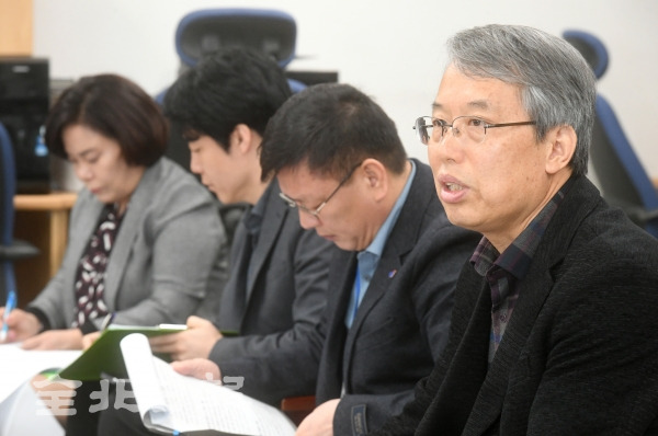 중학교. 고등학교 3학년 학생들에 대한 사상 첫 온라인 개학을 앞둔 8일 전북도교육청 브리핑룸에서 운영계획 발표 간담회가 열려 '운영 초기 교사나 학생 모두 불편하고 힘들겠지만 교육현장에서 금방 적응 할 수 있을 것'이라며 협조를 당부하고 있다. 오세림 기자