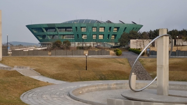 3만명에 이르는 4·3희생자와 행방불명인을 기리기 위해 2008년 3월 문을 연 제주4·3평화공원 전경.