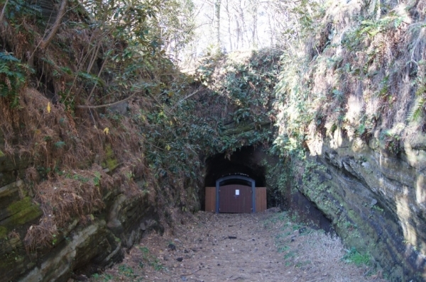 알뜨르비행장을 요새화하기 위해 구축한 섯알오름 지하 탄약고는 양민을 학살하고 암매장한 장소로 이용됐다.