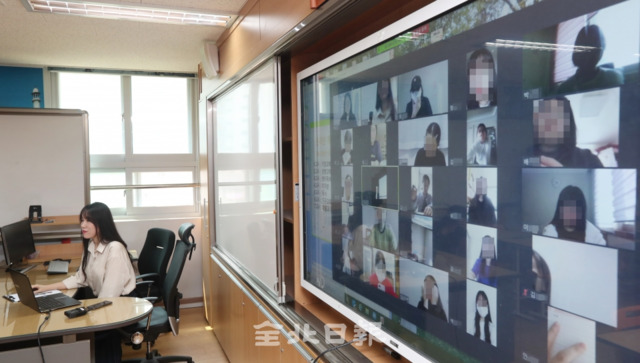 사상 첫 온라인 개학이 시작된 9일 전주 양현고등학교에서 담임 이환희 교사가 학생들과 온라인 수업을 하고 있다. 조현욱 기자