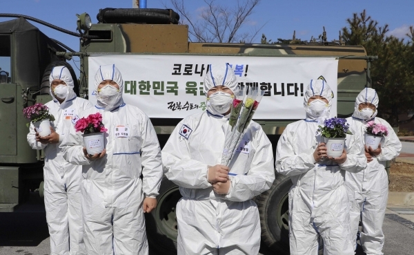 지역경제살리기 일환으로 코로나19극복을 위해 노력하는 장병들에게 꽃과 화분을 선물하고 있다.