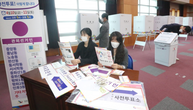 제21대 국회의원 선거 사전 투표를 하루 앞둔 9일 전북도청 대회의실에서 전북선거관리위원회 관계자들이 사전투표소 설치 작업을 하고 있다. 조현욱 기자