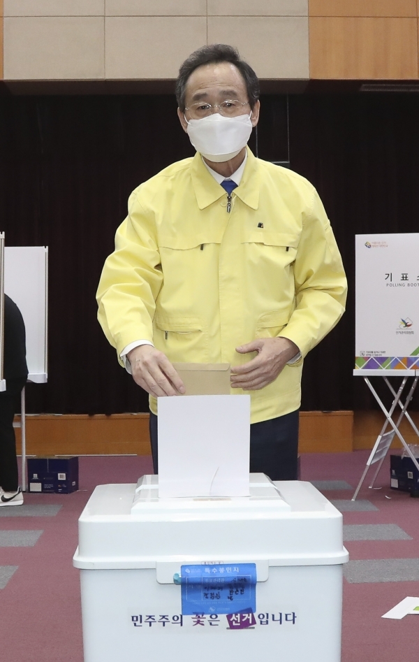 송하진 전북도지사가 10일 오전 전북도청 4층에 마련된 사전투표소에서 투표를 마치고, 총선 관련 담화문을 발표했다.