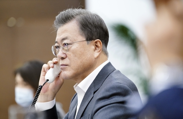 문재인 대통령이 10일 오전 청와대 여민관에서 빌 게이츠 빌&멜린다 게이츠 재단 이사장과 전화 통화하고 있다. /청와대 제공