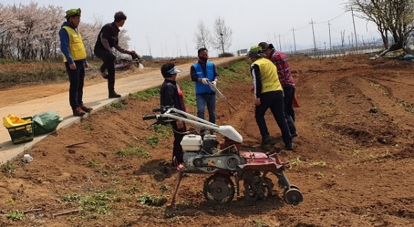 (사)완주군자원봉사센터가 ‘트랙터는 사랑을 싣고’ 봉사단과 함께 봉동읍 지역 독거 어르신 6가정의 텃밭을 갈아주었다.