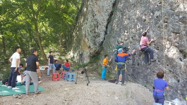고창군 아산면 계산리 할매바위에서 클라이머들이 클라이밍을 하고 있다.