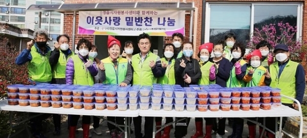 지난 10일 정읍시자원봉사센터가 이웃사랑 반찬 나눔 봉사활동을 펼쳤다.