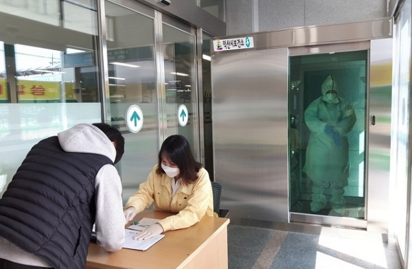 익산시보건소에 코로나19 차단을 위해 에어샤워 소독기를 설치했다.