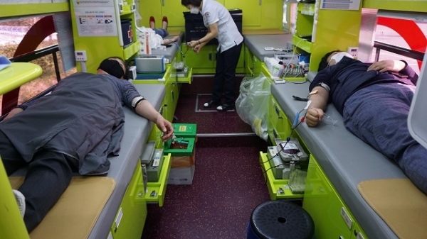 지난 10일 전북여성교육문화센터가 코로나19 확산 장기화에 따른 혈액 수급난 해소를 지원하고자 헌혈운동에 동참했다.