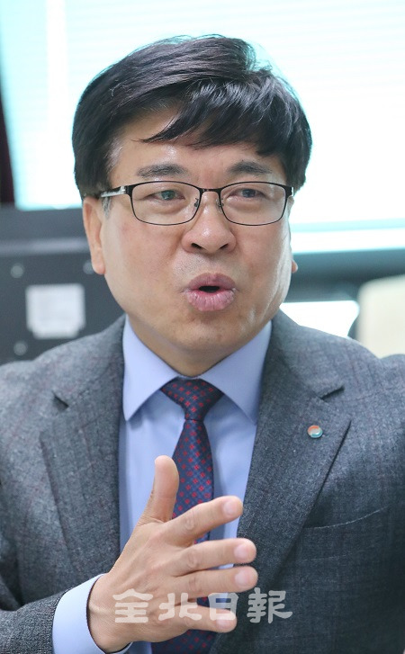 대한기계설비건설협회 손성덕 전북도회장이 본보와의 인터뷰에서 앞으로의 협회 운영목표를 밝히고 있다. 조현욱 기자