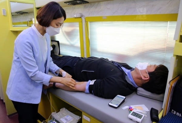 지난 10일 전북지방경찰청이 코로나19 여파로 부족해진 혈액 난을 해소하기 위해‘사랑의 릴레이 헌혈 봉사’를 진행했다.