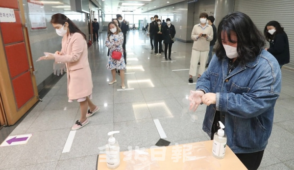 제21대 국회의원 선거 사전투표일인 지난 10일 전주시 효자5동 사전투표소인 전북도청 투표소에서 유권자들이 코로나19 확산을 방지하기 위해 손소독과 비닐장갑을 착용하고 있다. 조현욱 기자