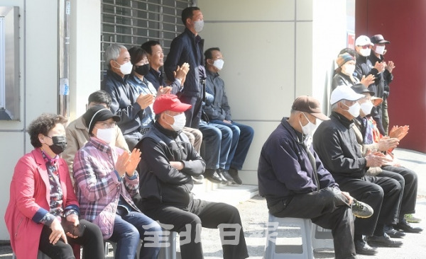 유세 현장에서 마스크를 착용하고 후보자의 연설을 경청하고 있는 유권자들 모습. 전북일보 자료사진