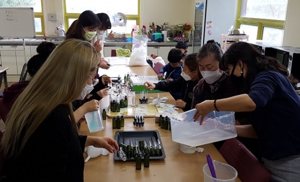 완주군 상관면 지큐빌아파트 공동체가 휴대용 손세정제를 만들고 있다.