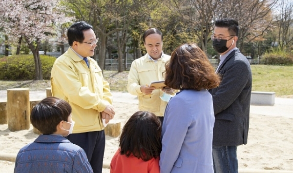 13일 정헌율 익산시장이 영등시민공원 내 보석생태놀이터를 찾아 시설을 점검하고 주민들의 의견을 청취하는 등 현장행정을 펼쳤다.