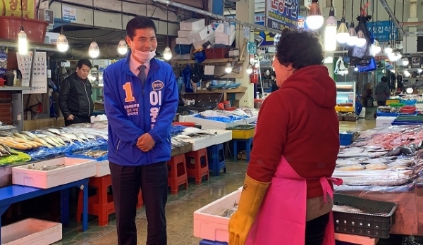 지난 12일 이원택 더불어민주당 김제부안 국회의원 후보가 김제장날 현장을 방문해 상인과 대화를 나누고 있다.