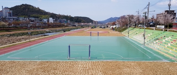 정읍천 둔치에 조성된 풋살장.