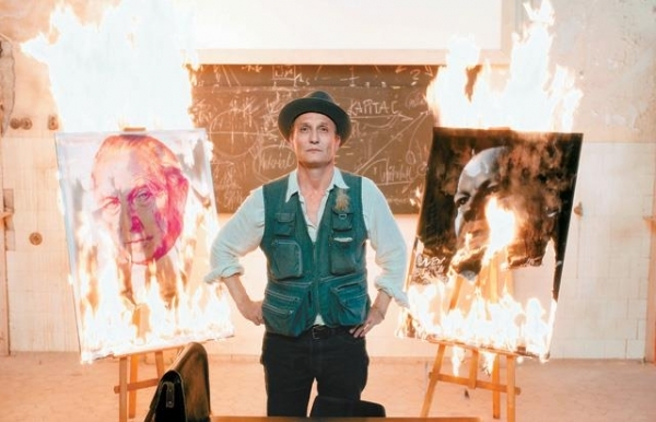 영화 ‘작가미상’의 명장면. 정치인들의 포스터를 불태우며 예술에 투표하라고 말한다.