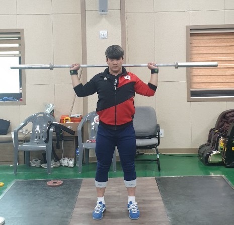 진안군청 역도 유동주 선수가 본격적인 훈련에 앞서 몸을 풀고 있다.