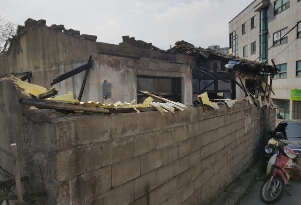 전주 감나무골 재개발 구역에 한 주택. 화재 이후 수년째 방치되어 있다.