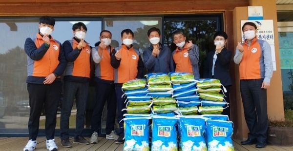 지난 10일 한전 군산전력지사 사회봉사단이 코로나19 확산으로 생계가 곤란한 지역 저소득가구에 노사합동 사랑나눔 봉사활동을 전개했다.