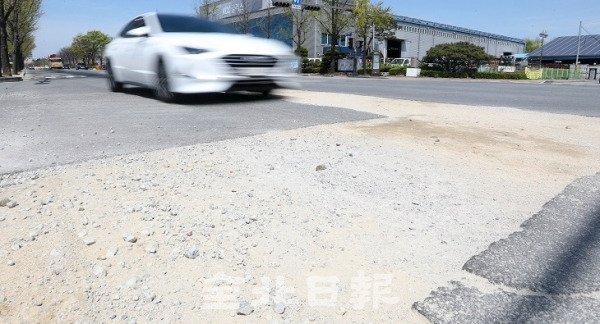 13일 전주시 기린대로를 비롯한 시내 곳곳 도로가 파이고 밀려있어 운전자들의 안전운전이 위협받고 있다. 조현욱 기자
