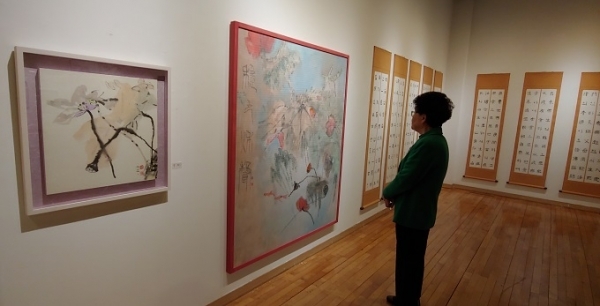 하수정 작가가 자신의 작품 '추색추성' 앞에 서서 작품을 감상하고 있다.