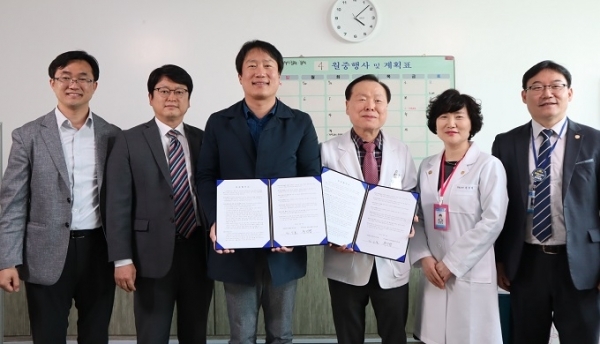 전주병원과 전주대 국제교류원이 업무협약을 체결한 후 기념촬영을 하고 있다.