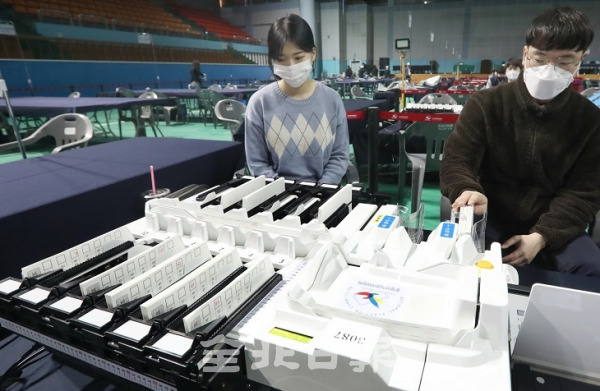 전북선거관리위원회는 제21대 국회의원선거 투표일을 앞두고 14일 코로나19 예방을 위해 투표소를 소독하고 개표업무에 차질이 없도록 전주완산구 개표소가 설치된 화산체육관에서 개표기를 점검하고 있다. 조현욱 기자