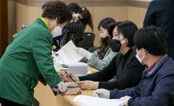 한 군산시민이 군산형 재난기본소득을 신청하고 있다.