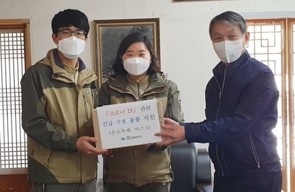 지난 14일 국립공원공단 내장산국립공원사무소가 공원 내 거주민을 대상으로 마스크와 손 소독제를 지원했다.