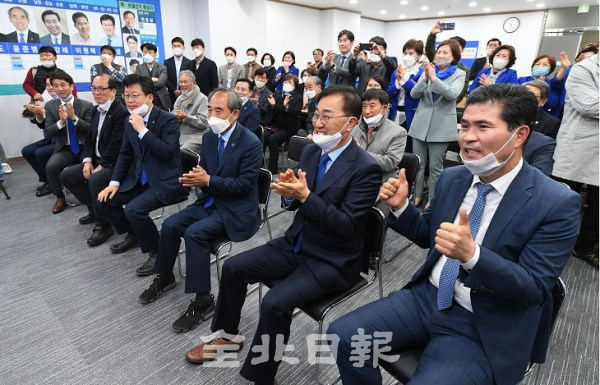 제21대 국회의원선거가 치러진 15일 더불어민주당 전북도당에 모인 후보자와 지지자 등이 출구조사가 발표되자 환호하고 있다. 오세림 기자