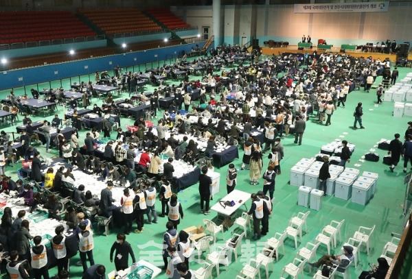 15일 전주시 완산구 개표소인 화산체육관에서 개표 사무원들이 개표작업을 하고 있다. 조현욱 기자