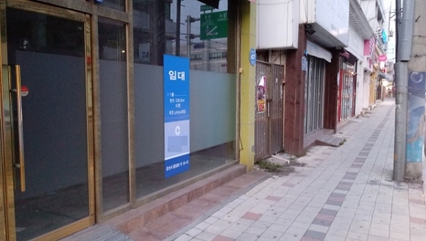 군산시 중앙로에 있는 가게들이 잇따라 폐업하며 새로운 주인을 기다리고 있지만 좀처럼 계약이 이뤄지지 않고 있다.