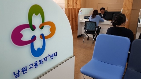 남원시가 코로나19로 인해 일을 수행하지 못하는 저소득층 특수형태 근로종사자·프리랜서 등 사각지대 지원 시책으로 3억 8천만원의 예산을 투입하고 가구당 기준중위소득 80% 이하인 경우 1인당 월 최대 50만원 2개월의 생계비를 383명에게 지원한다.