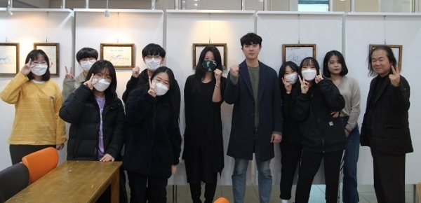 군산개복단편영화제의 일꾼들. 군산지역 중고등학생으로 구성된 청소년기획단 PLON이 함께 한다.