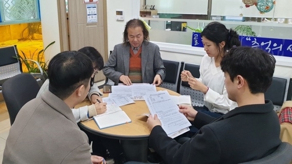 정재훈 총괄감독과 노은정 PD가 박양기 촌장을 비롯한 군산시민예술촌 직원들과 영화제 추진 계획에 대한 회의를 하고 있다.