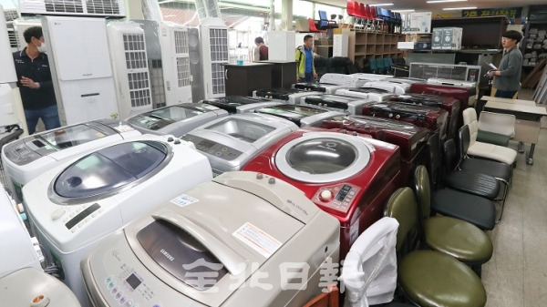 코로나 확산 등 자영업자들이 경제적 악화로 휴·폐업이 늘어나고 있는 16일 전주의 한 중고물품 매장에 자영업자들이 팔기 위해 내놓은 전자제품들이 가득 쌓여있다. 조현욱 기자