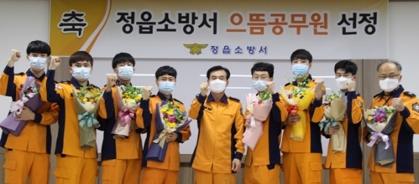 지난 17일 정읍소방서가 코로나19 감염병 특별관리지역에 동원되어 감염자 이송업무 수행에 유공이 있는 소방대원 8명을 2020년 제1호 으뜸공무원으로 선정했다.