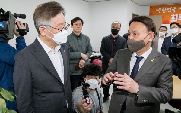 지난 17일 군산을 방문한 이재명 경기도지사가 강임준 군산시장과 대화를 나누고 있다.