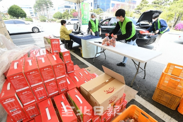 지난 18일 전북도가 도청 주차장에 마련한 드라이브 스루 농촌마을 상품 판매장에서 시민들이 저렴한 가격에 물품을 구매하고 있다. 오세림 기자