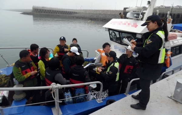 군산해경이 낚시어선 출항 전 정원초과 방지와 승선원 확인을 위해 검문 활동을 펼치고 있다.
