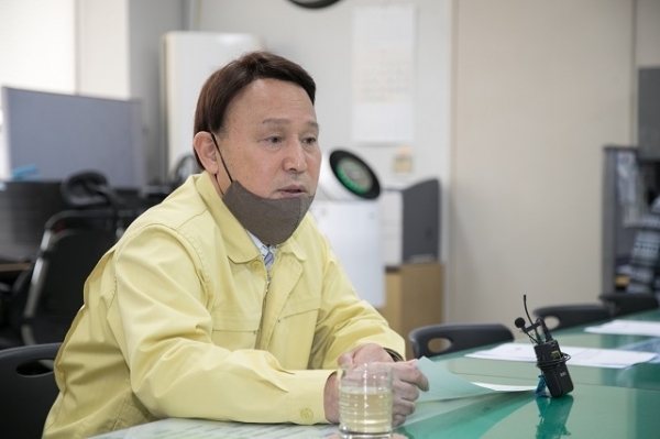 20일 강임준 군산시장이 시청 브리핑실에서 정부의 ‘사회적 거리 두기’ 강도 완화 연장과 관련해 기자 간담회를 하고 있다.