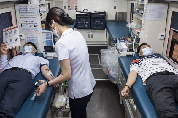 20일 현대자동차 전주공장 노사가 회사 내 3개 소에 마련된 헌혈버스에서 일제히 헌혈을 했다.