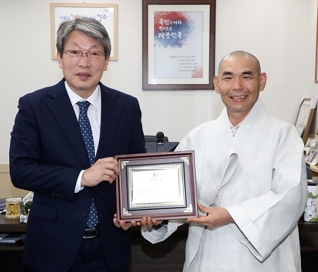지난 16일 정읍 내장사 주지 도완스님이 정읍시로부터 감사패를 받고 유진섭 정읍시장과 기념촬영을 하고 있다.