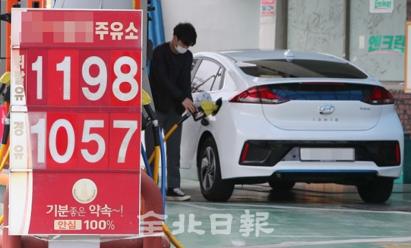 코로나19 확산과 국제유가 하락 여파로 전국 주유소 휘발유 가격이 하락 중인 지난 20일 전주 시내의 한 주유소에서 휘발유가 리터당 1,198원 경유가 1,057원에 판매되고 있다. 조현욱 기자
